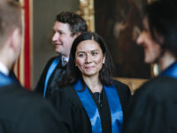 Frau in Graduierungsrobe.