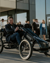Mann fährt ein Fahrrad.