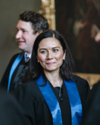 Frau in Graduierungsrobe.