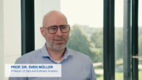 Prof. Dr. Sven Müller talks in a video about one of the labs of sustainability management.