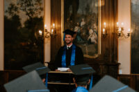 mann bei seiner graduierungszeremonie