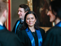 frau in graduierungsrobe