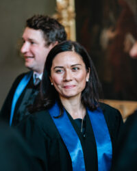 frau in graduierungsrobe